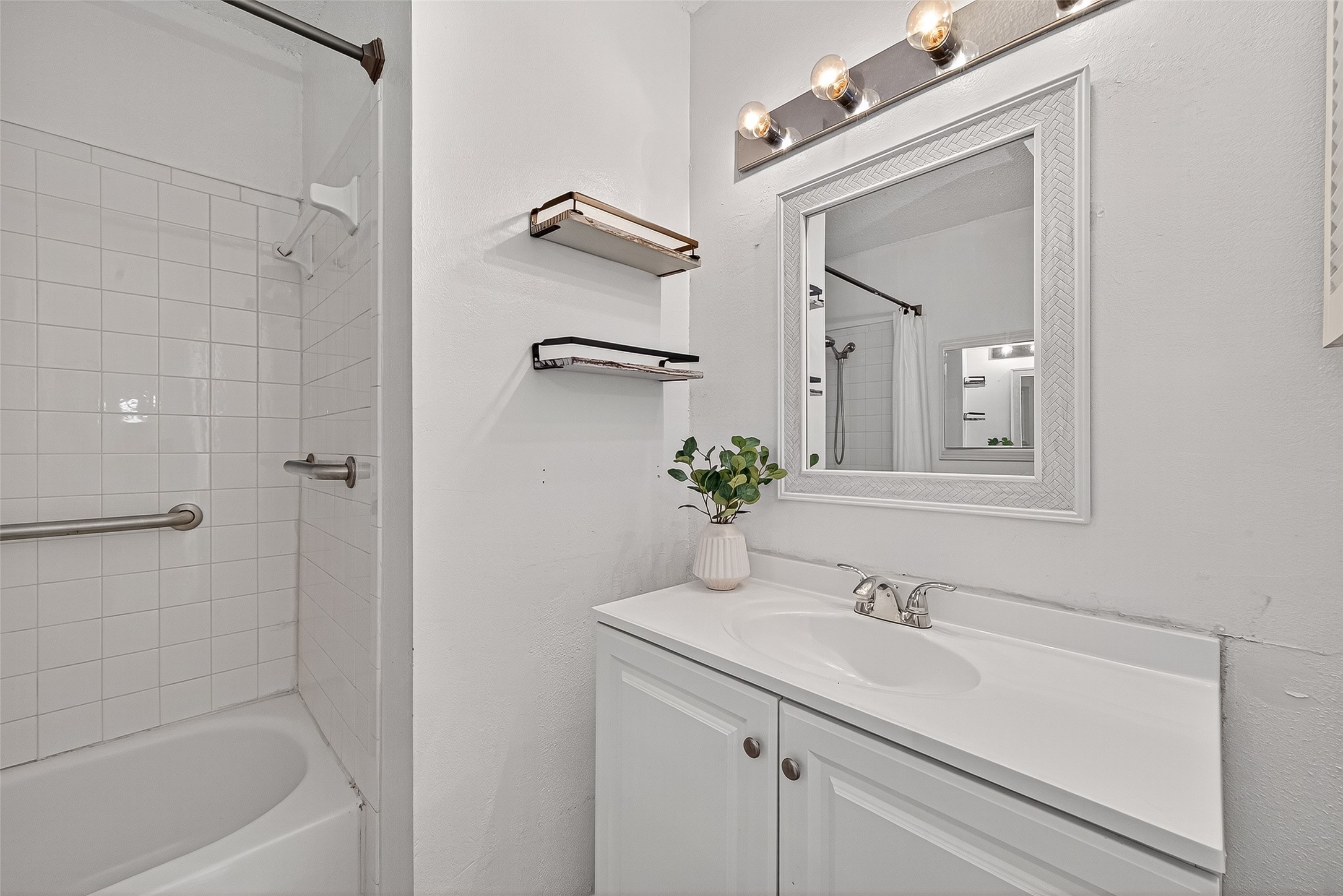 3200 South Gessner Road, Unit 224 Houston, TX 77063 - Photo 17 of 27 1 of 2 full bathrooms located upstairs