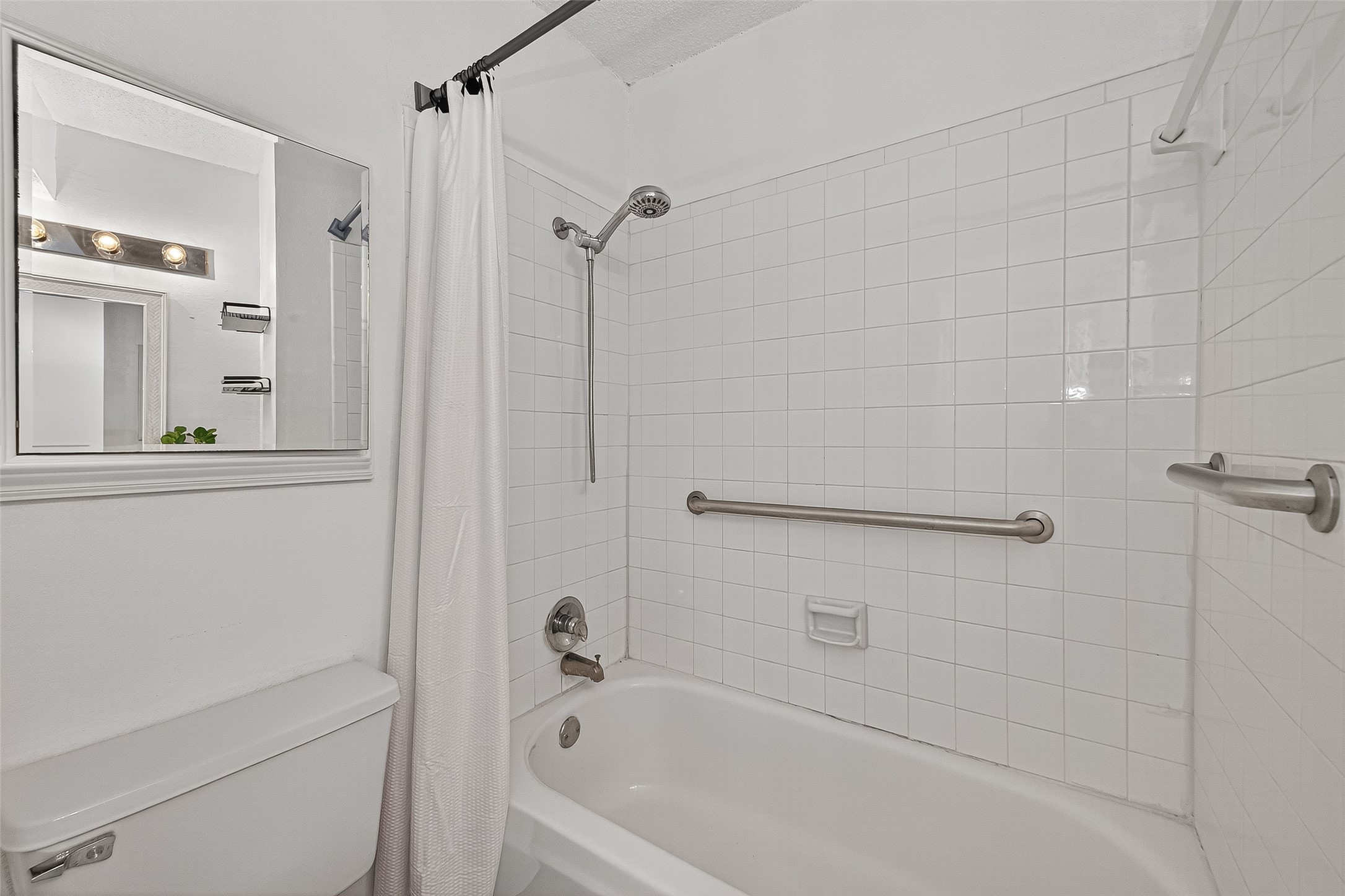 3200 South Gessner Road, Unit 224 Houston, TX 77063 - Photo 18 of 27 Additional view of full bathroom.