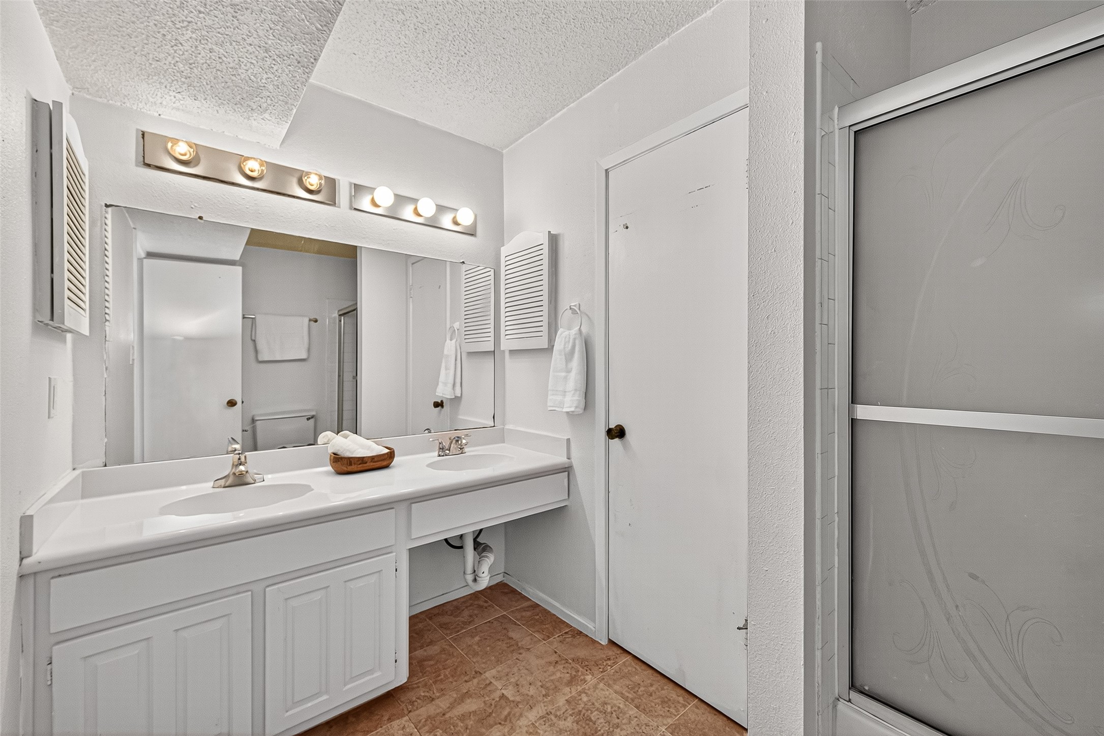 3200 South Gessner Road, Unit 224 Houston, TX 77063 - Photo 22 of 27 Second full bathroom located upstairs.