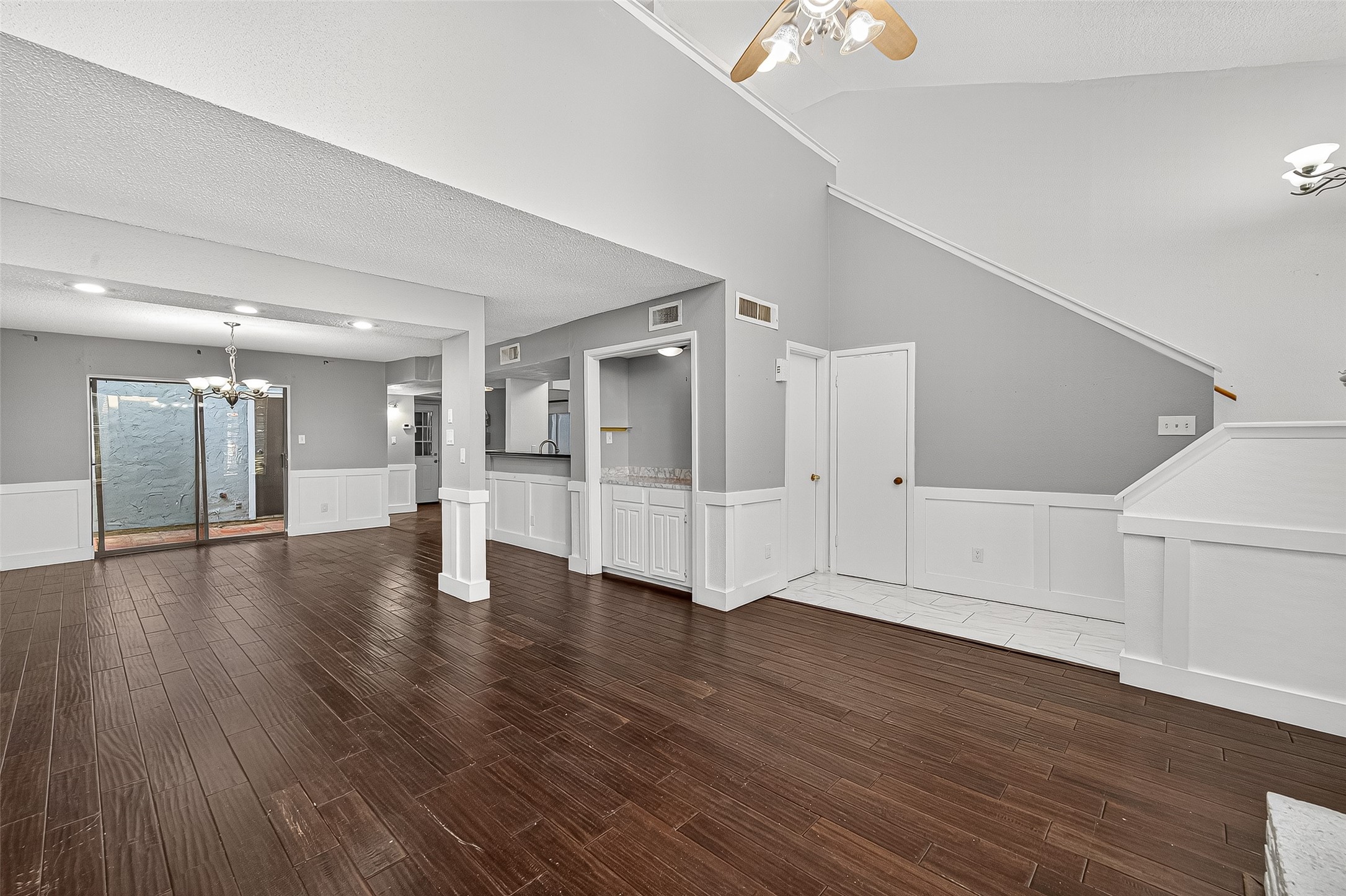 3200 South Gessner Road, Unit 224 Houston, TX 77063 - Photo 8 of 27 Additional view of the main living area.