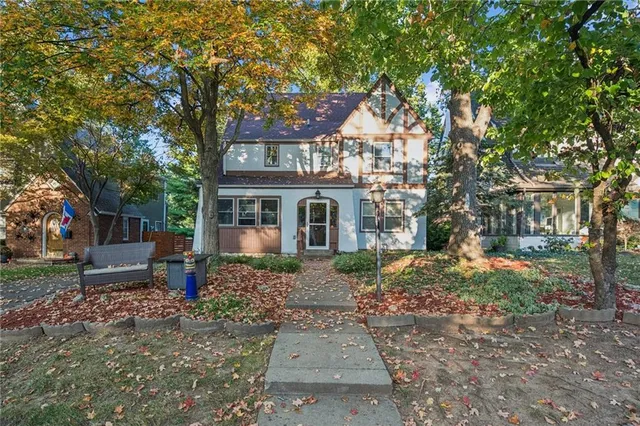 $540,000 | 4910 State Line Road, Westwood Hills, KS 66205