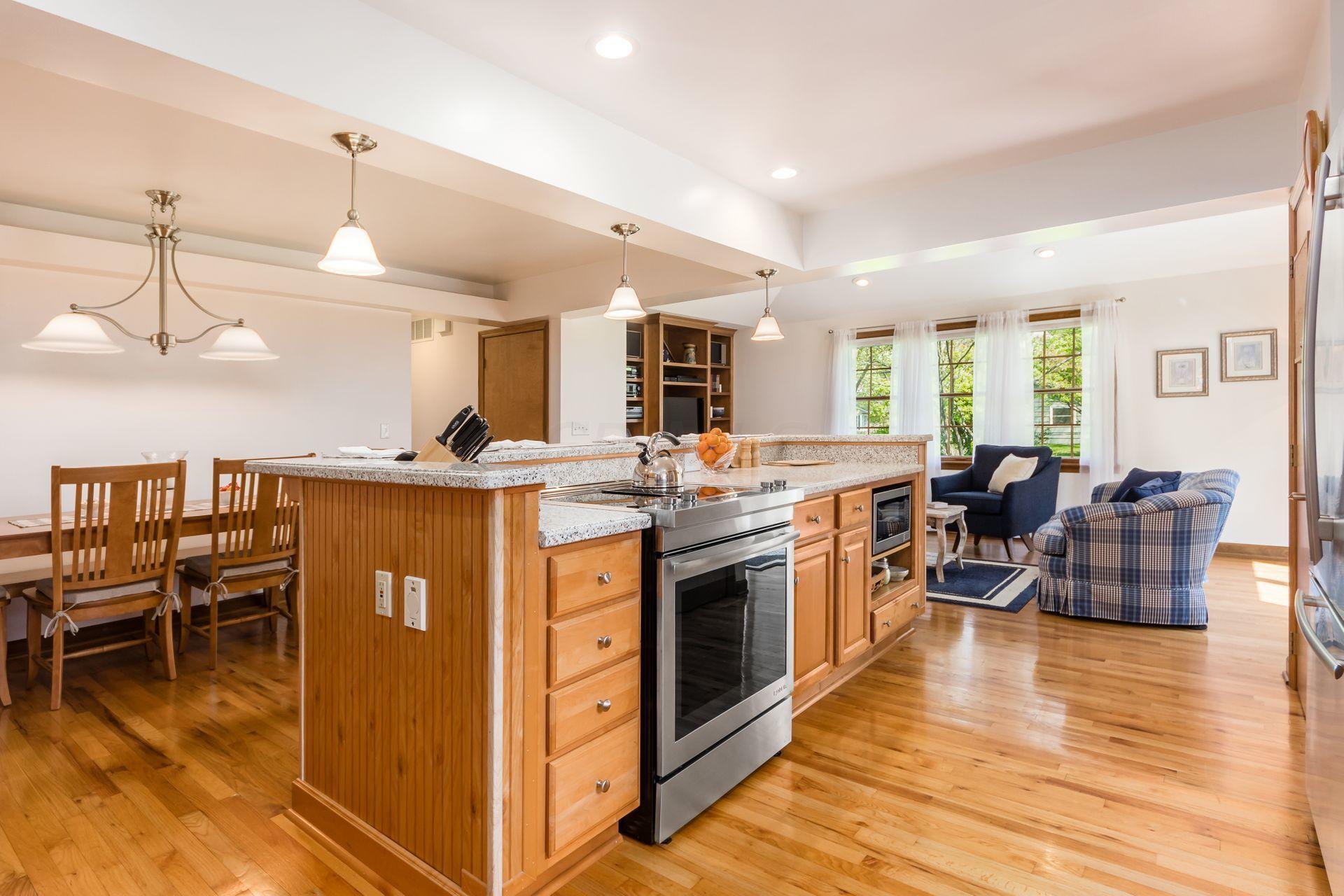 1794 Harwitch Road Columbus, OH 43221 - Photo 4 of 33