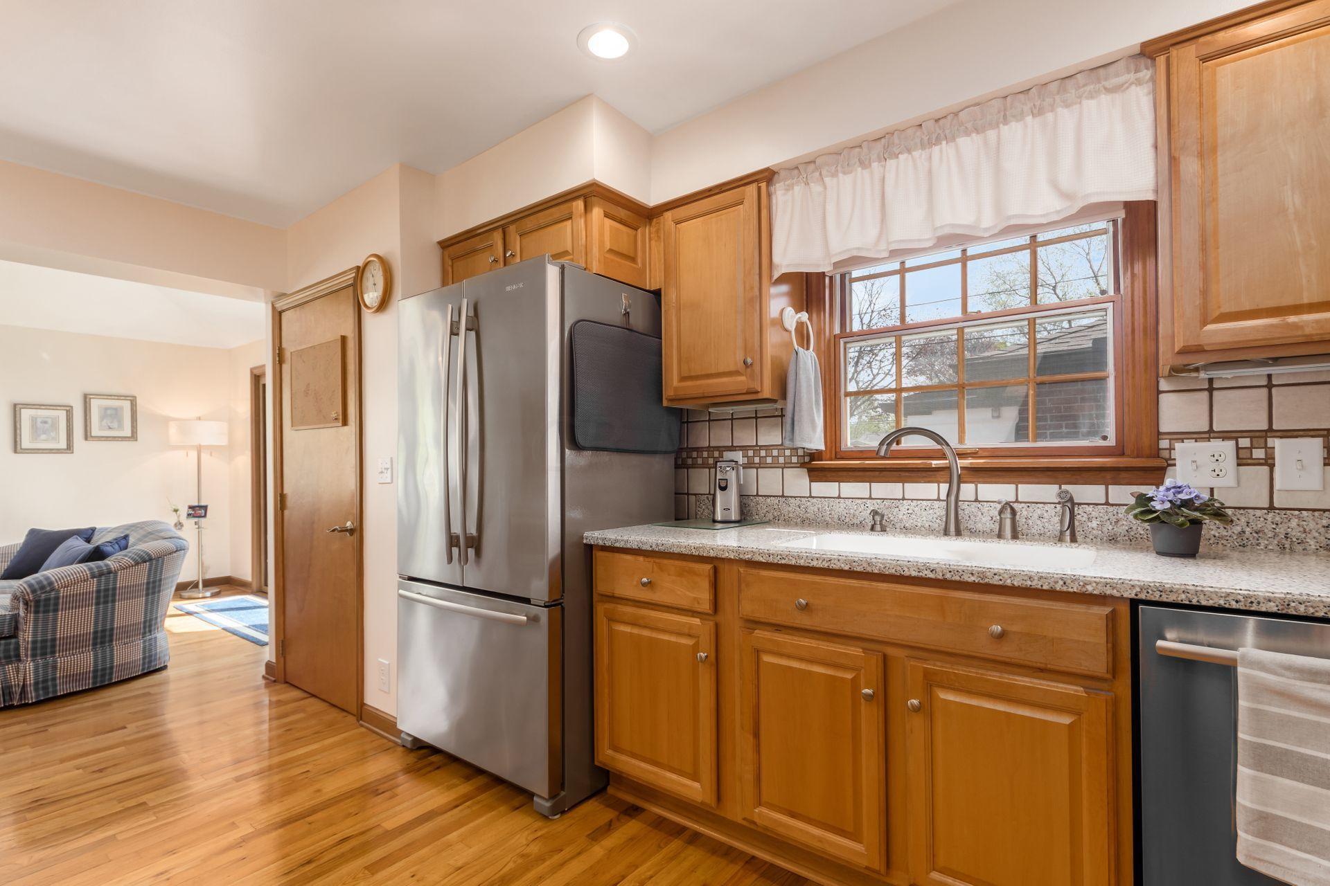 1794 Harwitch Road Columbus, OH 43221 - Photo 5 of 33