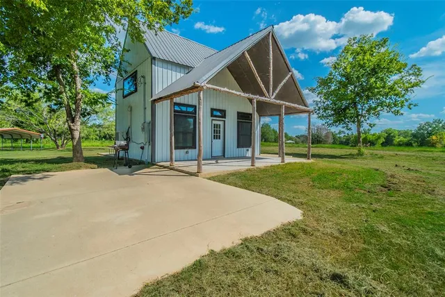 a view of a house with yard and tree s