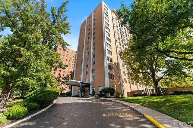 $299,000 | 900 South Hanley Road, Unit 7E, Clayton, MO 63105