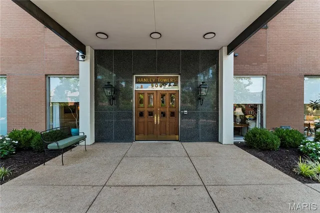 $299,000 | 900 South Hanley Road, Unit 7E, Clayton, MO 63105