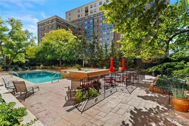 $299,000 | 900 South Hanley Road, Unit 7E, Clayton, MO 63105