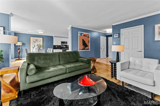 $299,000 | 900 South Hanley Road, Unit 7E, Clayton, MO 63105