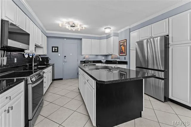 $299,000 | 900 South Hanley Road, Unit 7E, Clayton, MO 63105