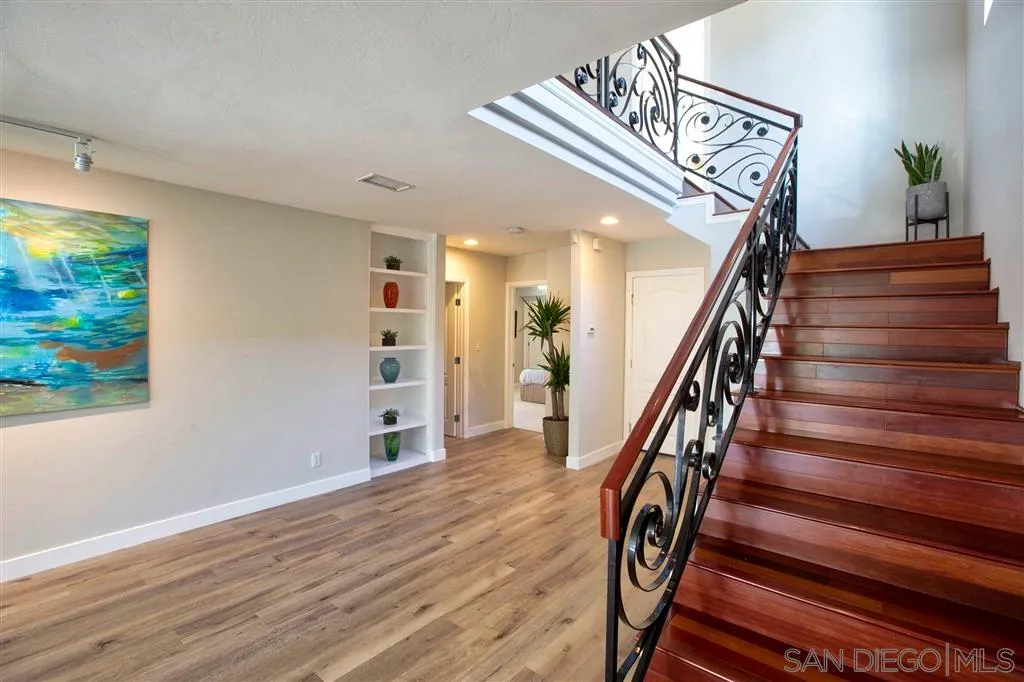 918 Sandpiper Place La Jolla, CA 92037 - Photo 11 of 25 a view of entryway and hall with wooden floor