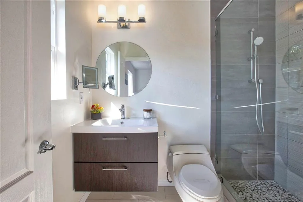 918 Sandpiper Place La Jolla, CA 92037 - Photo 18 of 25 a bathroom with a toilet a sink and shower