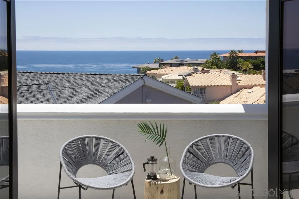 918 Sandpiper Place La Jolla, CA 92037 - Photo 20 of 25 a living room with furniture