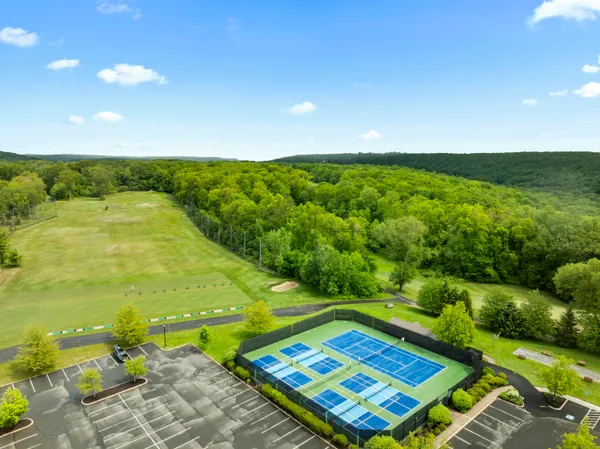 $739,900 | 1091 St Andrews Drive, Oxford, CT 06478