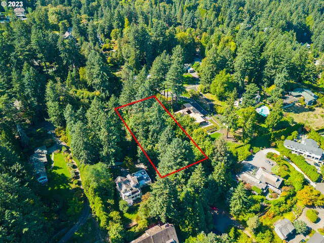 a view of entryway with yard