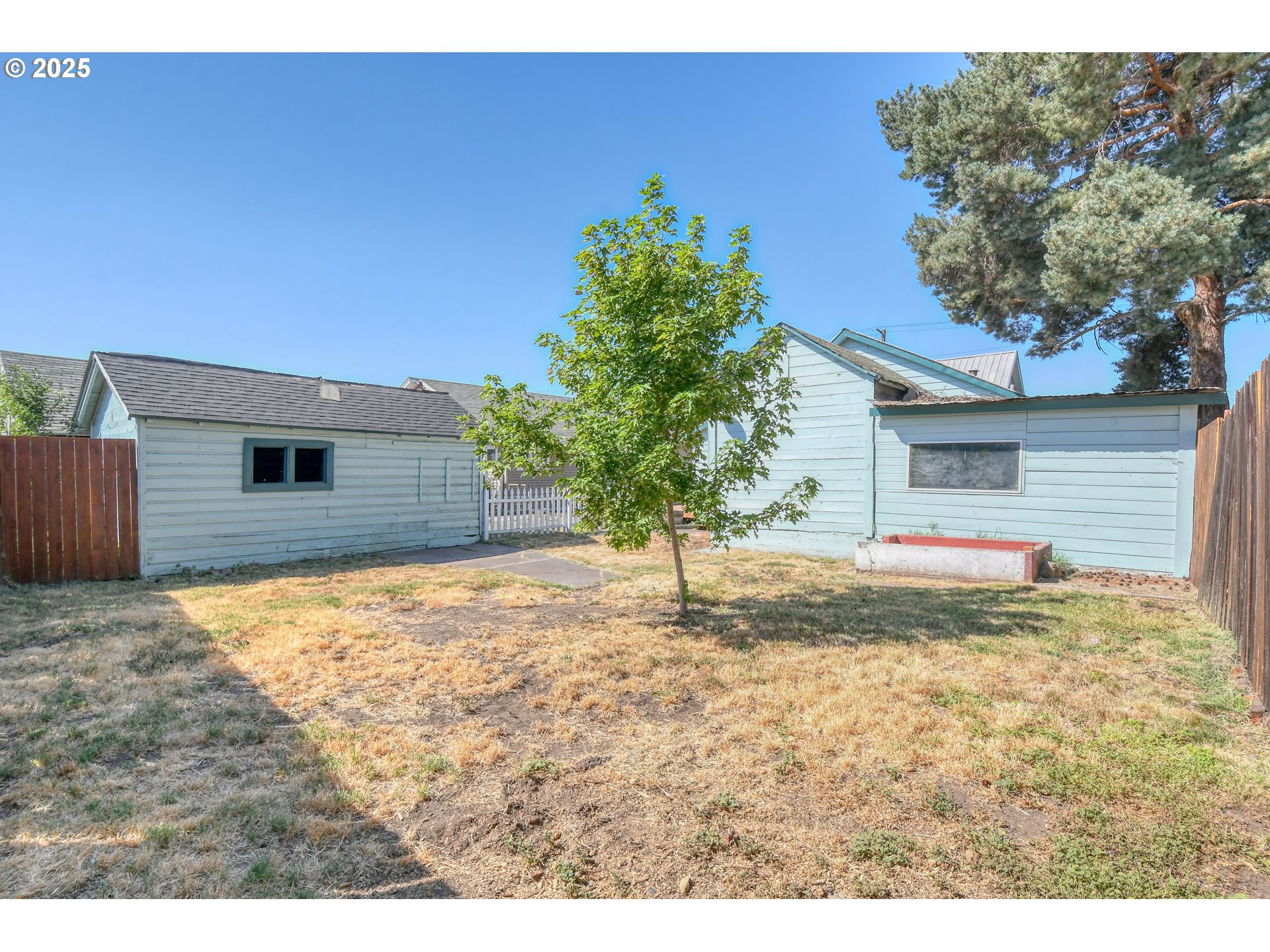 304 Southwest 16th Street Pendleton, OR 97801 - Photo 30 of 34 a backyard of a house