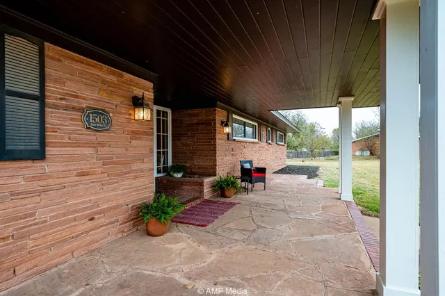 a view of a house with backyard and porch area