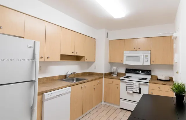 $2,750 | 9195 Collins Avenue, Unit 611, Surfside, FL 33154