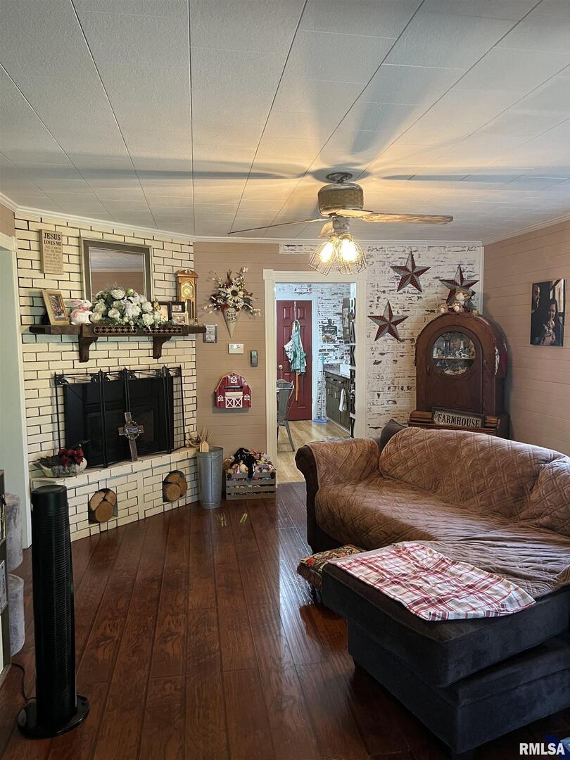 103 East Florence Street Sesser, IL 62884 - Photo 5 of 26 a living room with furniture and flat screen tv