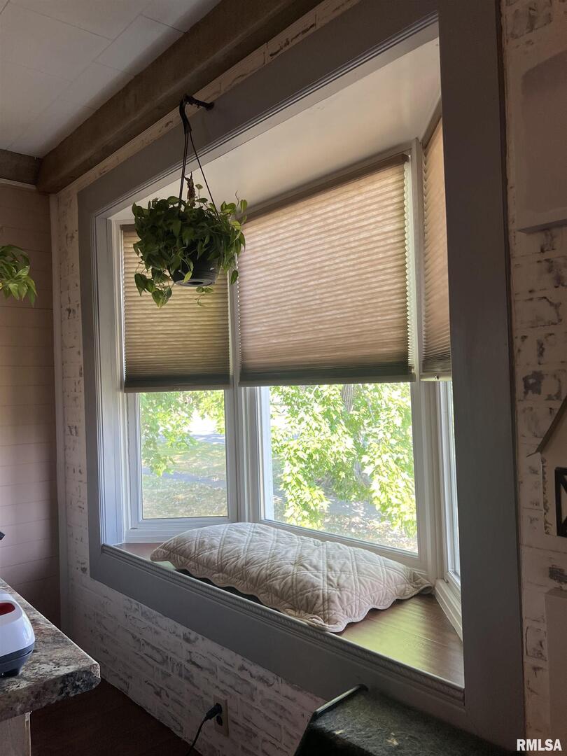 103 East Florence Street Sesser, IL 62884 - Photo 6 of 26 a room with furniture and window