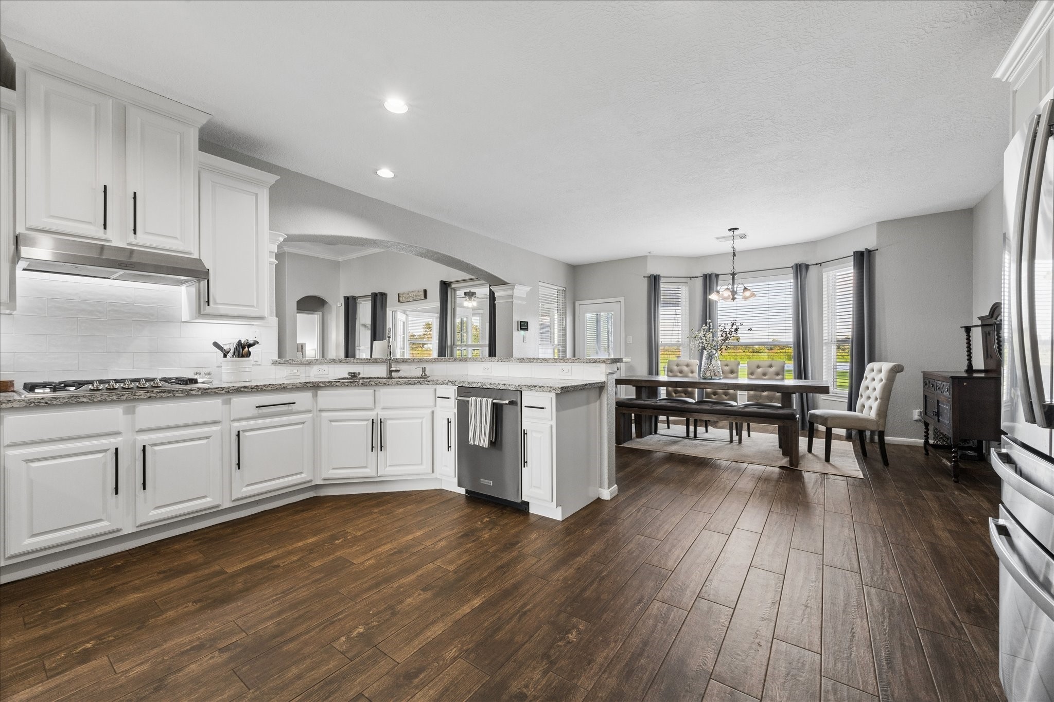 2702 Horseshoe Lane Rosharon, TX 77583 - Photo 20 of 43 Large kitchen offers ample storage, extensive counter space, and excellent functionality.
