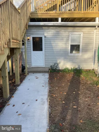 a view of a house with backyard