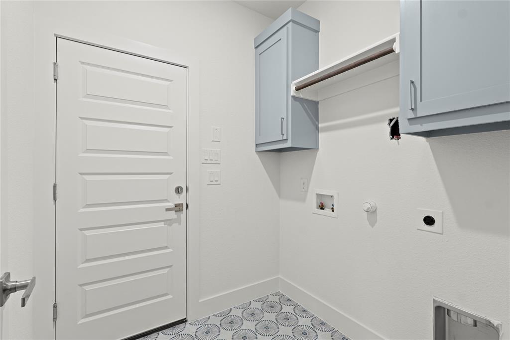 3335 Spring Avenue Dallas, TX 75215 - Photo 20 of 22 a view of walk in closet