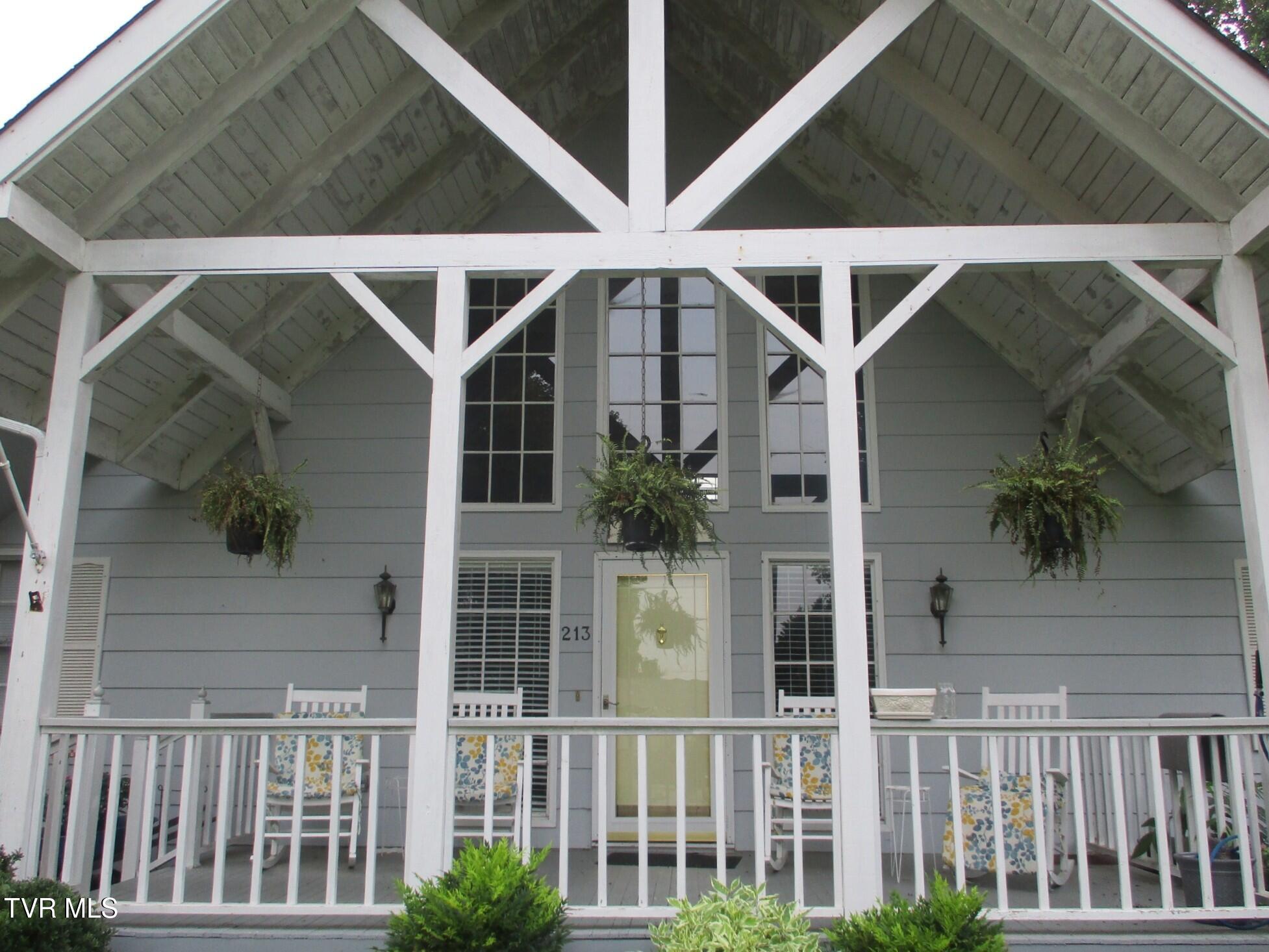 213 Edgefield Road Bristol, TN 37620 - Photo 10 of 20 011 IMG_9982