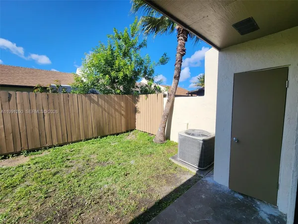 a view of a backyard