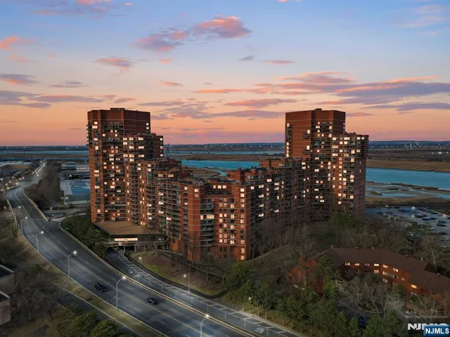 $399,999 | 427 Harmon Cove Tower, Secaucus, NJ 07094