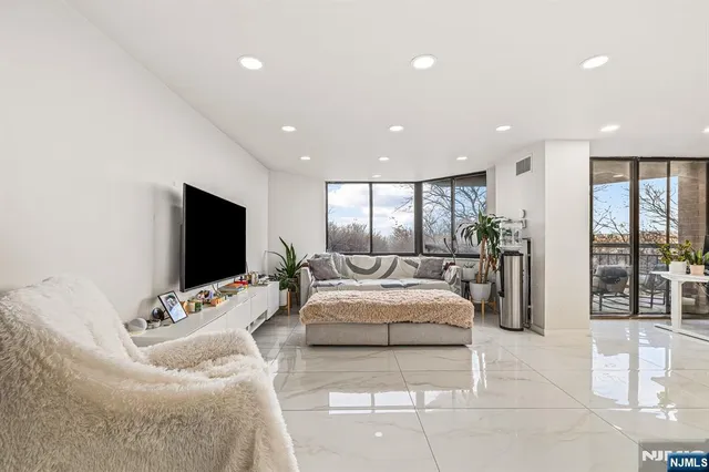 $399,999 | 427 Harmon Cove Tower, Secaucus, NJ 07094