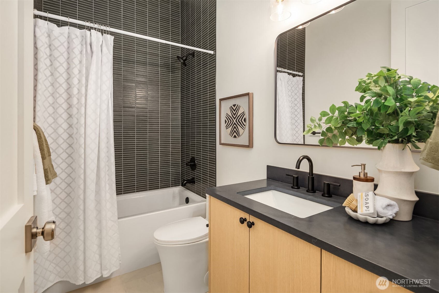 809 166th Avenue Northeast Bellevue, WA 98008 - Photo 16 of 27