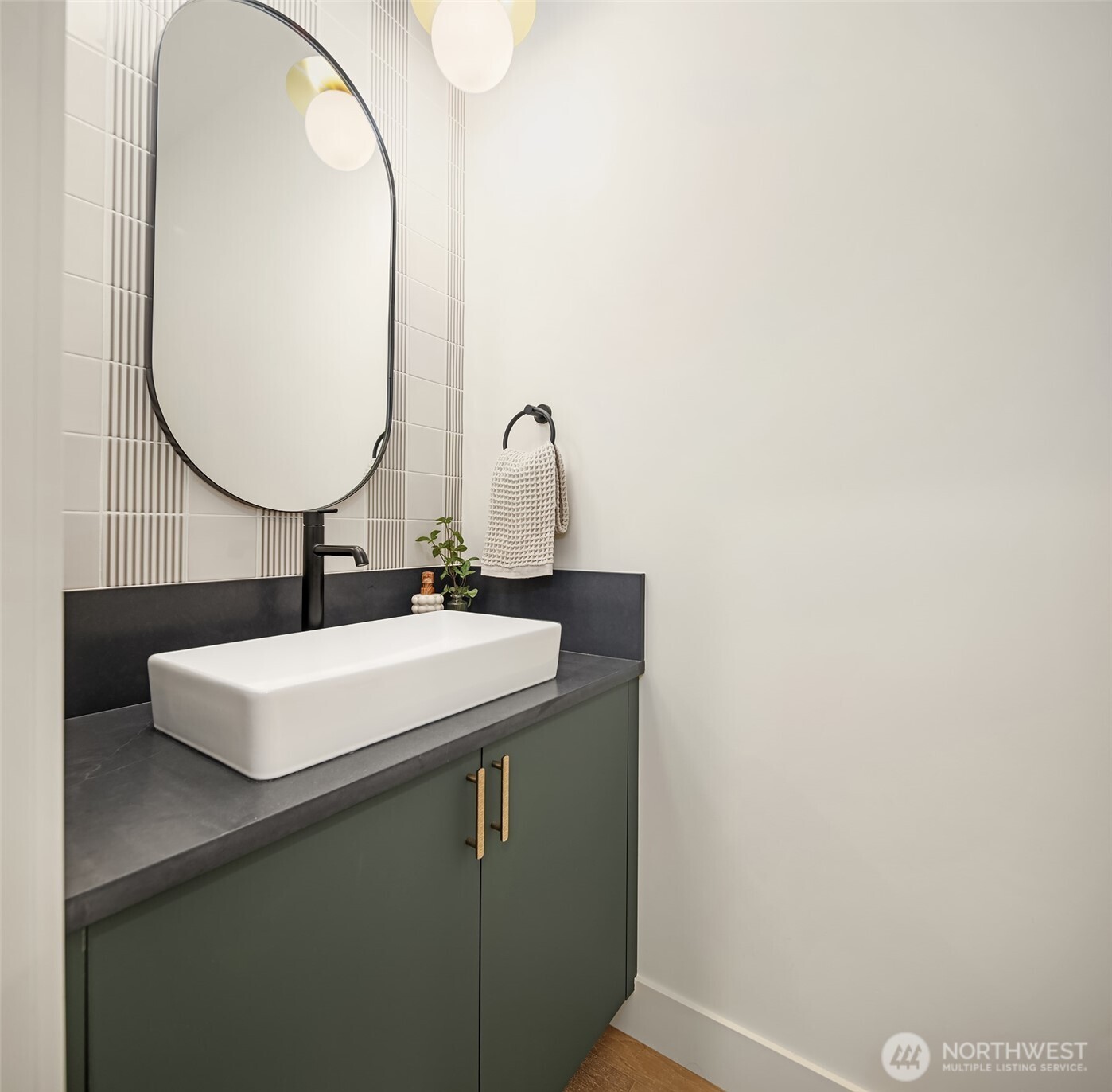 809 166th Avenue Northeast Bellevue, WA 98008 - Photo 6 of 27