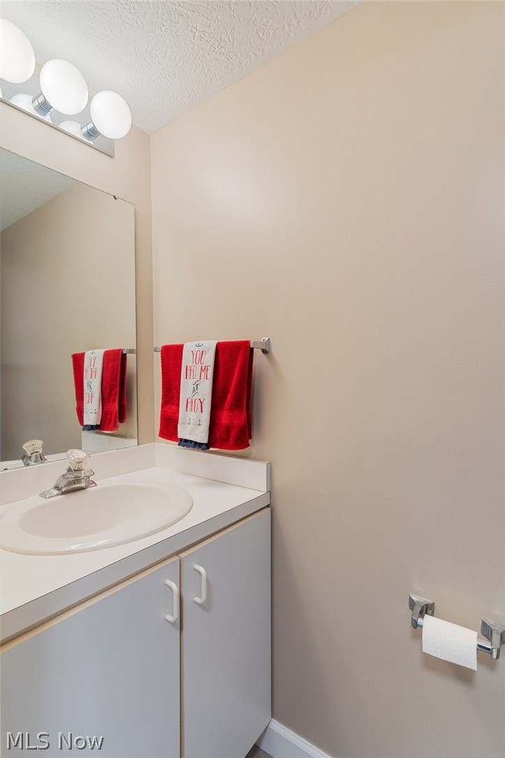 5237 Lake Road West, Unit 1013 Ashtabula, OH 44004 - Photo 10 of 27 Half Bath in Hall.