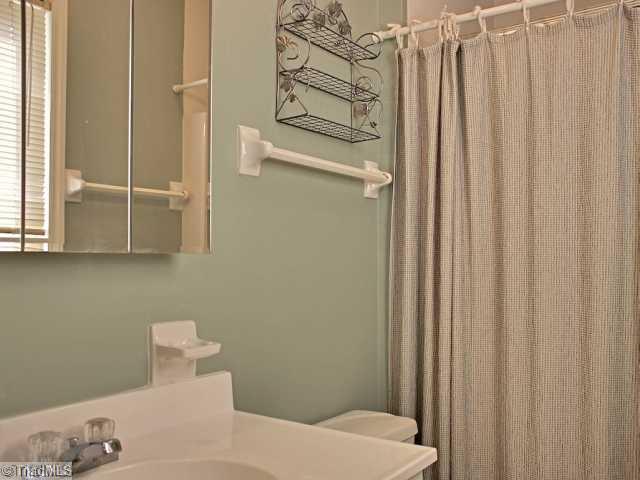 133 Applegate Road Kernersville, NC 27284 - Photo 13 of 16 Master Bath/Spa.