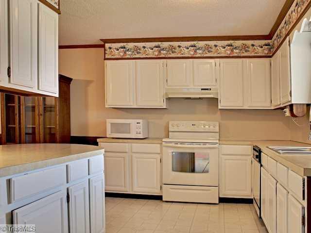 133 Applegate Road Kernersville, NC 27284 - Photo 5 of 16 Kitchen.