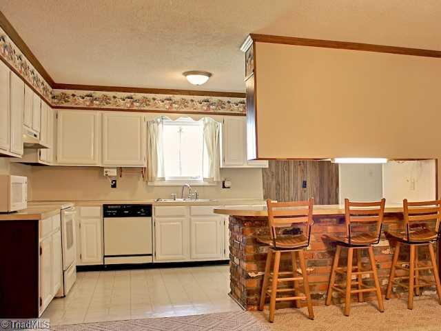 133 Applegate Road Kernersville, NC 27284 - Photo 6 of 16 Kitchen.