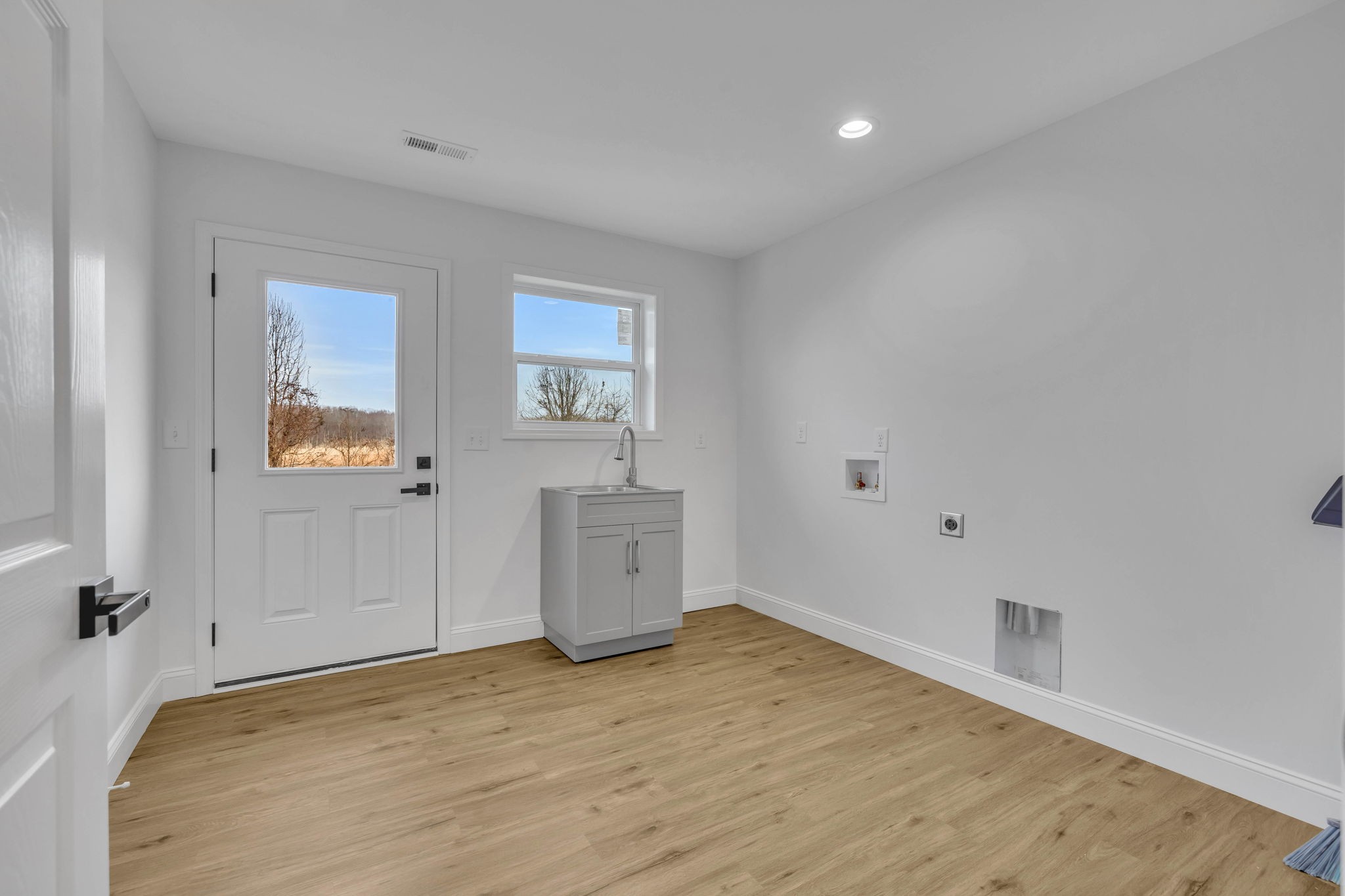 129 Colonial Road Hohenwald, TN 38462 - Photo 29 of 33 a view of a room with wooden floor and window