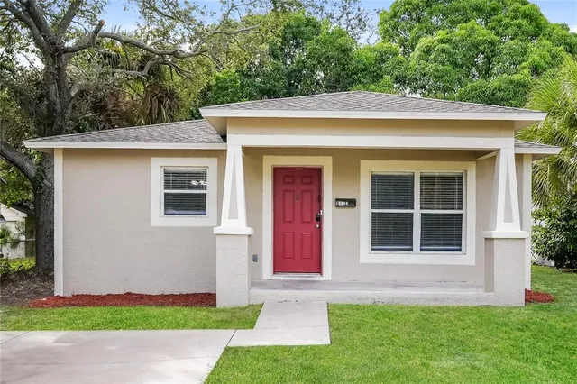a view of front of a house with a yard
