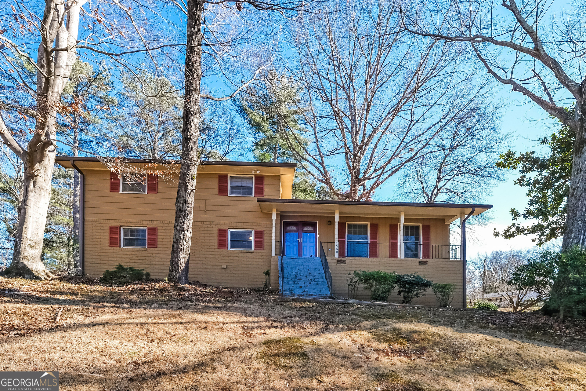 a view of a yard in front of a house