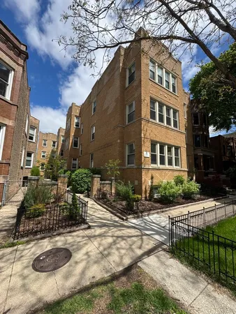 $2,400 | 1930 West Addison Street, Unit 3S, Chicago, IL 60613