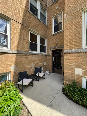 $2,400 | 1930 West Addison Street, Unit 3S, Chicago, IL 60613