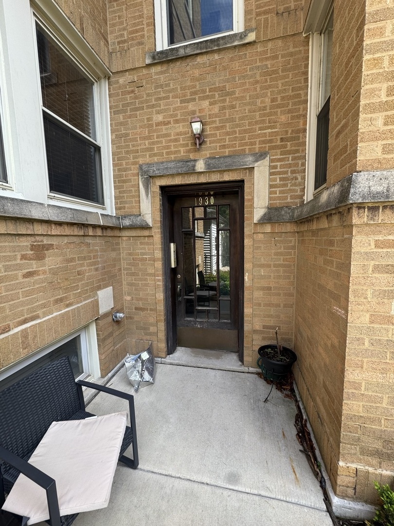1930 West Addison Street, Unit 3S Chicago, IL 60613 - Photo 3 of 16