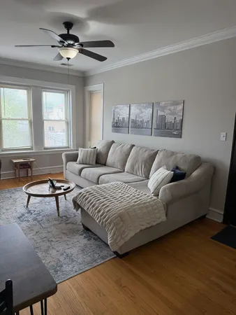 $2,400 | 1930 West Addison Street, Unit 3S, Chicago, IL 60613