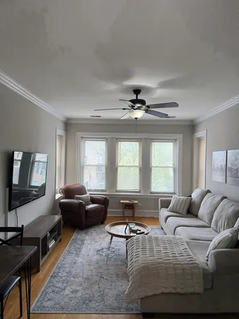 $2,400 | 1930 West Addison Street, Unit 3S, Chicago, IL 60613