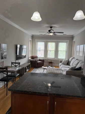 $2,400 | 1930 West Addison Street, Unit 3S, Chicago, IL 60613