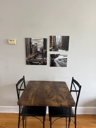 $2,400 | 1930 West Addison Street, Unit 3S, Chicago, IL 60613