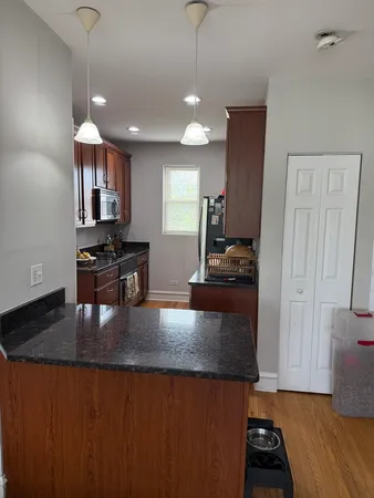 $2,400 | 1930 West Addison Street, Unit 3S, Chicago, IL 60613