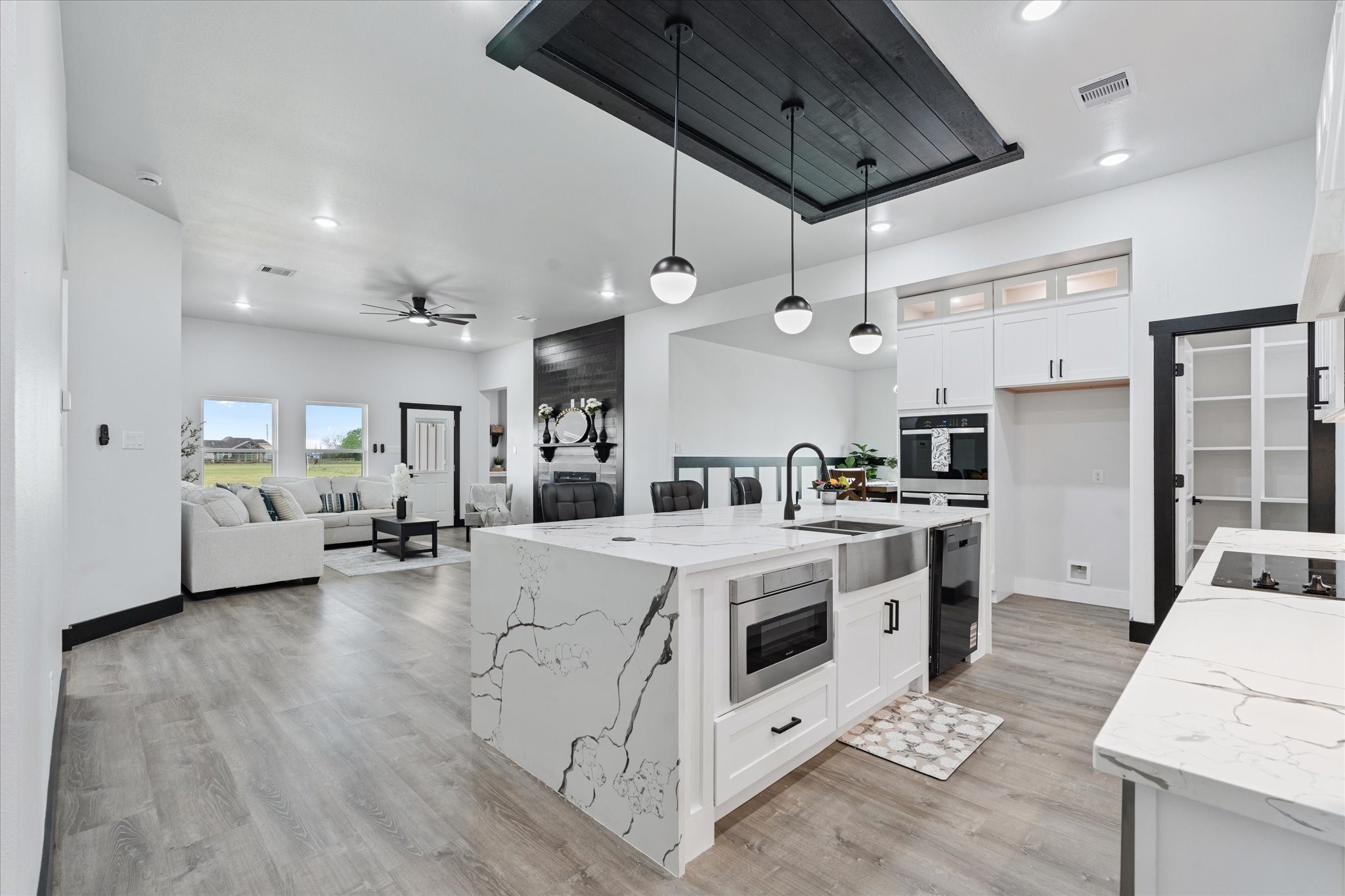 447 Sunset Trail Angleton, TX 77515 - Photo 10 of 41 Kitchen/living area