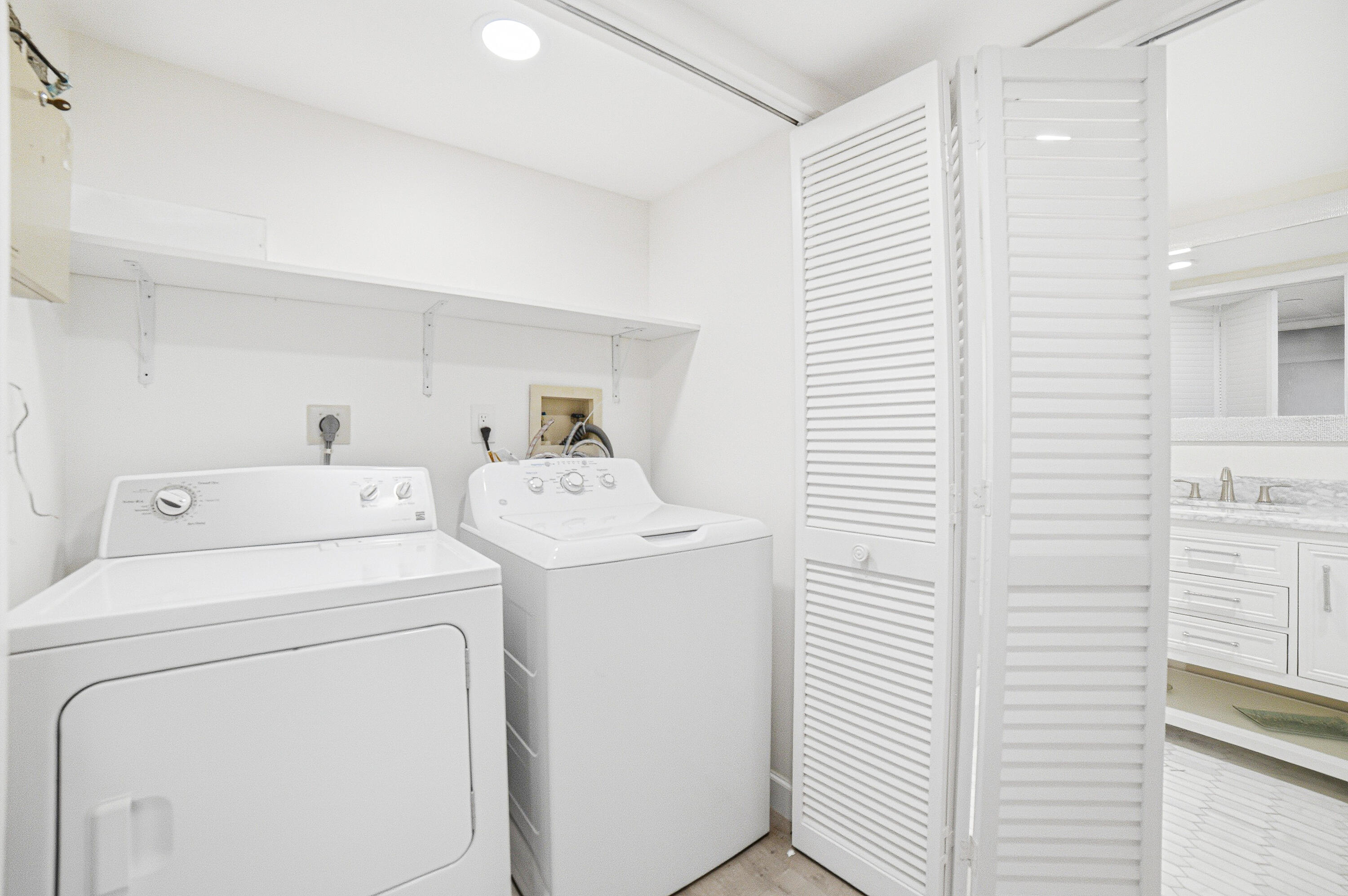 100 Southeast 5th Avenue Boca Raton, FL 33432 - Photo 32 of 51 Laundry