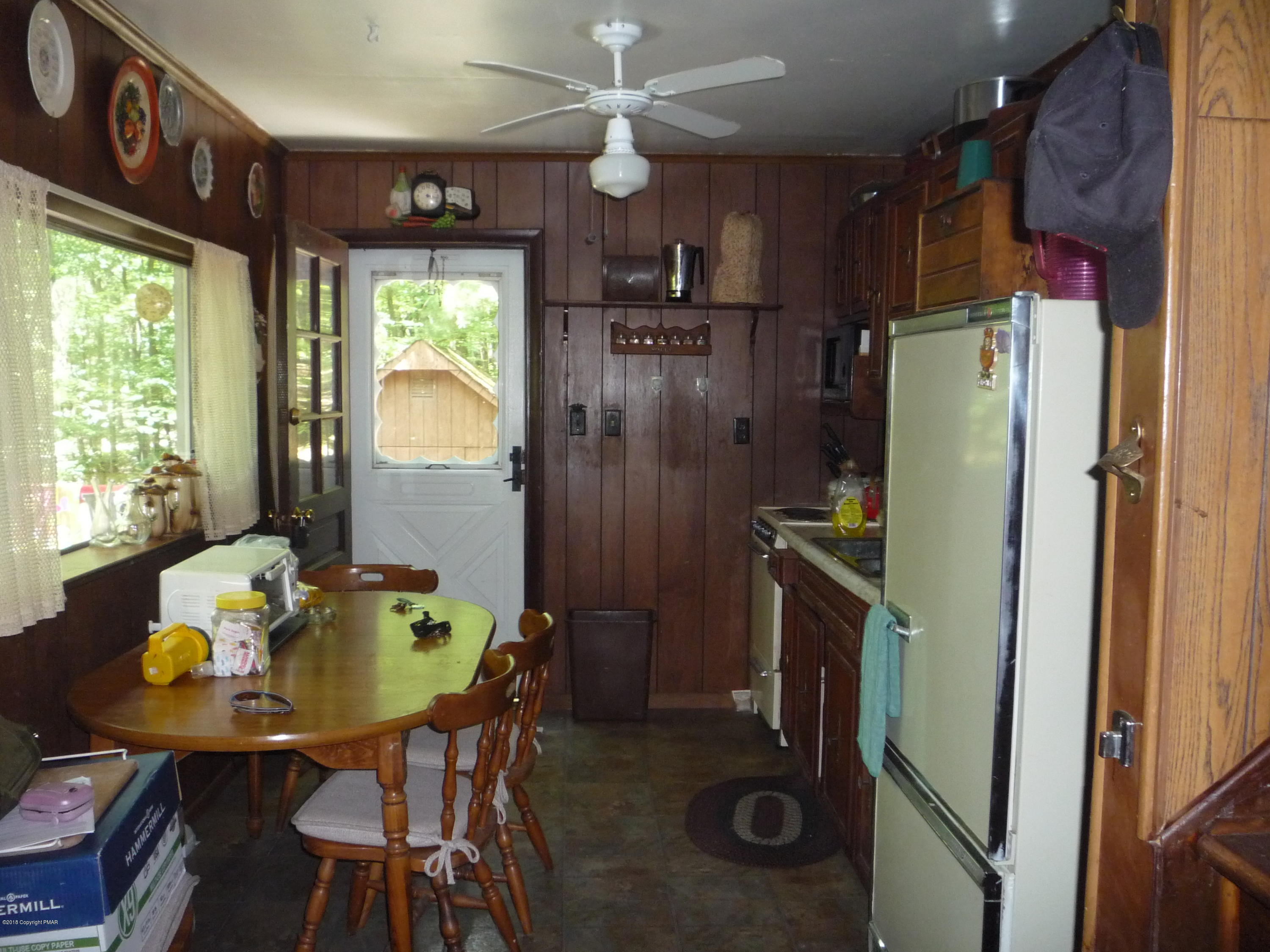 696 Chickadee Lane Bushkill, PA 18324 - Photo 3 of 25 Kitchen